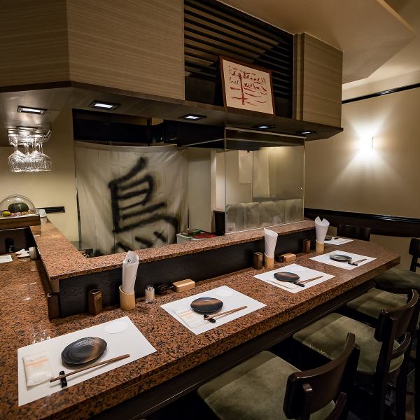 【スタッフの心配りが光る素敵な空間】料理の香りが広がる中、温かい会話が生まれる場所が待っています。賑やかさとアットホームな雰囲気が融合し、思い出に残るひとときを演出。心を込めた接客があなたをお迎えします。