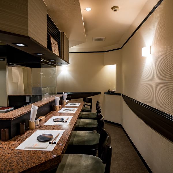 【サプライズの相談にも丁寧にご対応いたします】カウンター越しに楽しむ料理は、目と舌で味わえる贅沢で特別な時間を求める方におすすめ。友人や恋人との会話を楽しみながら、素敵な思い出をつくるためのご相談もお受けしています。