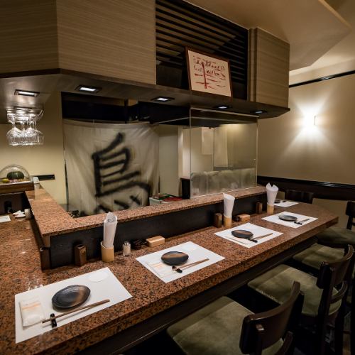 カウンター席は10席ご用意しております。店主との会話が楽しめる特別な空間で友達と一緒に楽しいひとときを過ごしながら美味しい料理を堪能できます。賑やかな雰囲気が食事を一層引き立てます。