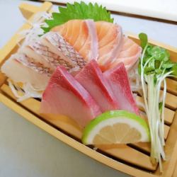 Assorted sashimi