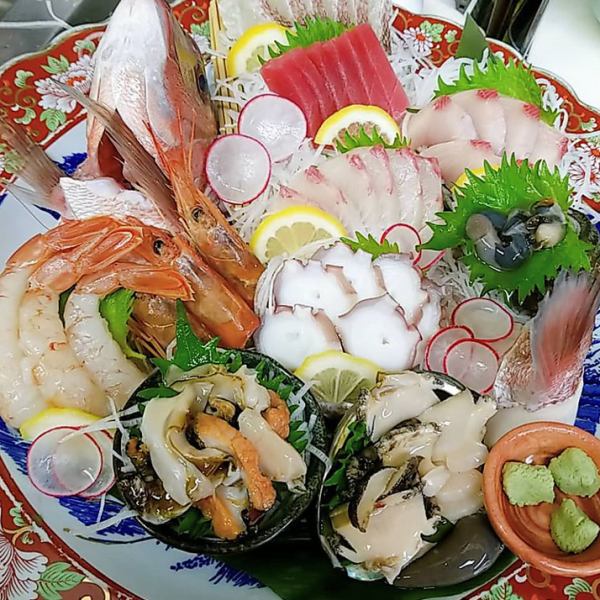 [Assorted Sashimi] We offer fresh fish auctioned by the owner himself at a reasonable price!