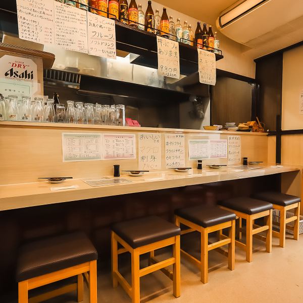 当店のカウンター席は、アットホームな雰囲気が魅力です。店主との会話を楽しみながら、リラックスした時間を過ごせます。。友人との語らいや、一人でのんびり過ごすのにも最適な場所です。美味しい料理と共に、心温まるひとときをお楽しみください。お待ちしております!
