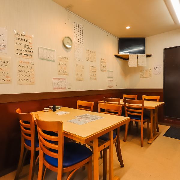 当店のテーブル席は、仲間内の飲み会にぴったりな賑やかな空間です。広々としたテーブルで、みんなで楽しく料理やお酒を囲みながら、笑い声が絶えないひとときをお過ごしいただけます。友人や同僚との集まりに最適な場所で、心地よい雰囲気の中で思い出に残る時間をお楽しみください。ぜひお気軽にお越しくださいませ!