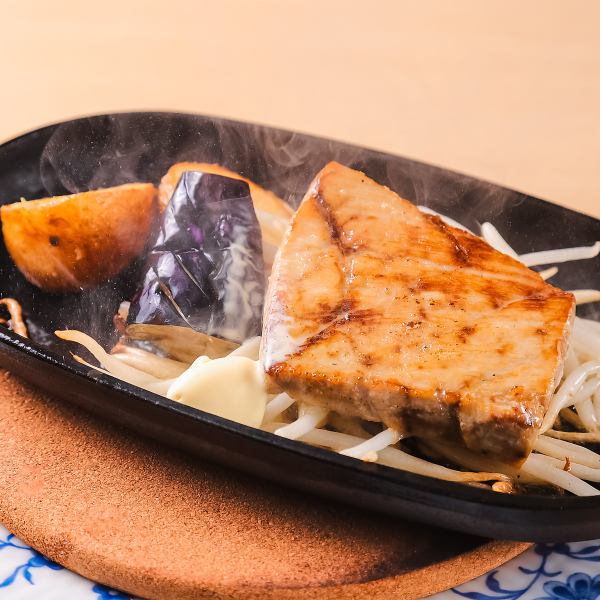 アツアツの鉄板でお出しする!贅沢鉄板ステーキ