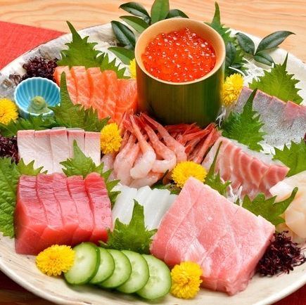厳選された旬の新鮮な魚介類　刺身盛り合わせを！