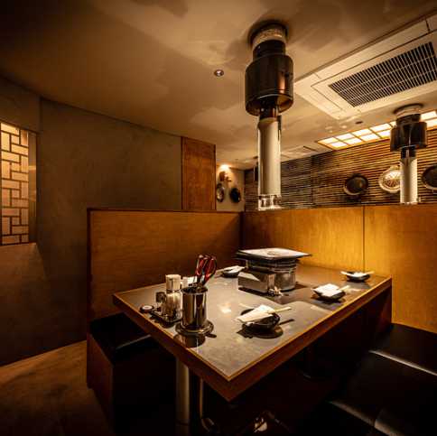 【シーンに合わせて】店内には半個室3室(2～4名様）、個室1室（10～16名様）完備しております！会社帰りの飲み会、デート、女子会、カジュアルな接待にもご利用頂きやすい空間。少人数でのプライベート飲み会から大型の貸切宴会まで、様々なシーンでご利用ください！