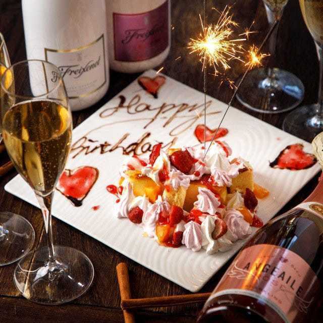 個室でサプライズ!無料メッセージプレートと音響演出でお祝い♪