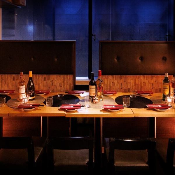 新宿西口徒歩2分《もぐもぐ新宿西口店》は、洗練されたモダンデザインと落ち着いた灯りが織りなす“高級感あふれる個室”が魅力の大人の隠れ家。厳選A5和牛を中心に、素材の旨みを引き出した逸品を贅沢に味わえるほか、上質さを損なわないまま楽しめる食べ飲み放題プランも用意。