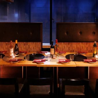 洗練されたモダンな空間が広がる当店は、全70席のゆったりとした店内に、2名様～ご利用いただける完全個室を完備。周囲を気にせず、プライベートな時間をお楽しみいただけます。大切なデートや記念日、接待や宴会など、あらゆるシーンに最適。落ち着いたインテリアと厳選された料理・ドリンクが、上質な時間を演出します。