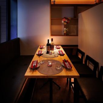 新宿駅近で大人数でのご宴会をお考えの方は是非当店では、2名～団体様まで個室席でしっかりとご案内可能です!!扉付きの完全個室で、都会の喧騒を忘れて優雅なひとときをお楽しみください♪団体幹事様必見の幹事様無料クーポンもご用意♪貸切での対応も可能となっております!!