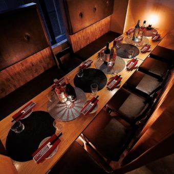 【シーンに合わせた個室】洗練されたモダンデザインと落ち着いた灯りが織りなす“高級感あふれる個室”が魅力の大人の隠れ家。特別な日のディナー、接待、静かに語らう夜にふさわしい重厚で上品な空間で、ひとつ上の美食体験を。