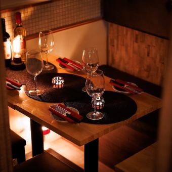 【2名様から個室をご用意】2名様用のカップルシートもご用意しております。デートや記念日などのプライベートシーンにおすすめ。もちろん、親しい友人とのサシ飲みにもお気軽にご利用ください。