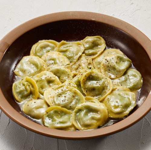 菠菜和乳清干酪馄饨