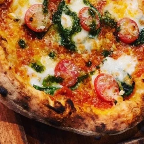 我們推薦的“Margherita”，我們正宗的“烤箱烤披薩”，披薩麵團是在下訂單後拉伸的。