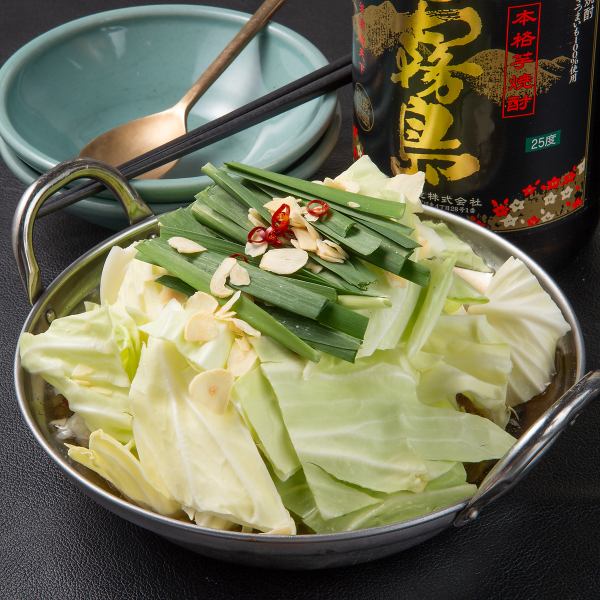 【飲み会や宴会にピッタリ◎】ぷりぷりの国産もつの旨味あふれるスープがたまらない！”福岡名物もつ鍋”