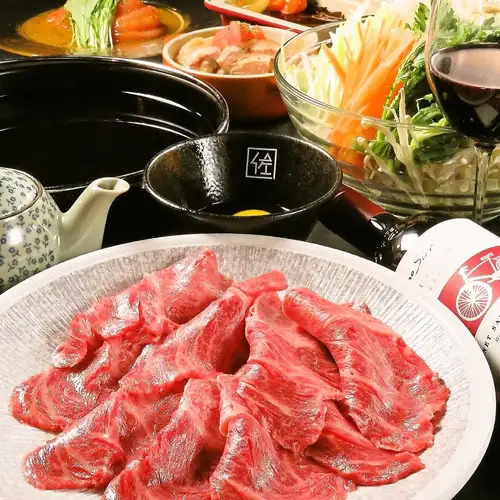 [Sukiyaki & Shabu-Shabu Course] Sukiyaki & Shabu-Shabu + 2 Dishes + 100 Minutes All-You-Can-Drink. With coupon, 8000 yen → 7500 yen.