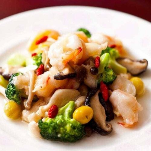 [Popular menu among regulars] Stir-fried scallops, squid, and large shrimp with salt