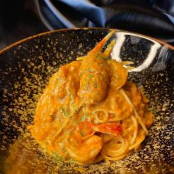 ズワイガニと海老のトマトクリームパスタ
