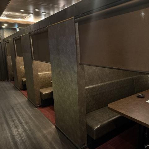 <p>ゆったりとくつろげるソファタイプの半個室、他完全個室もありゆっくりと贅沢な時間を</p>