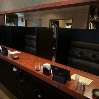 2名掛けソファのカウンター席はカップルに人気のお席♪落ち着いた大人の雰囲気はデートや語らいにも最適。肩を並べて楽しんで…