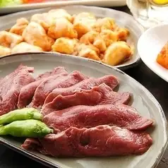 您可以選擇內臟火鍋套餐或烤肉和內臟套餐！