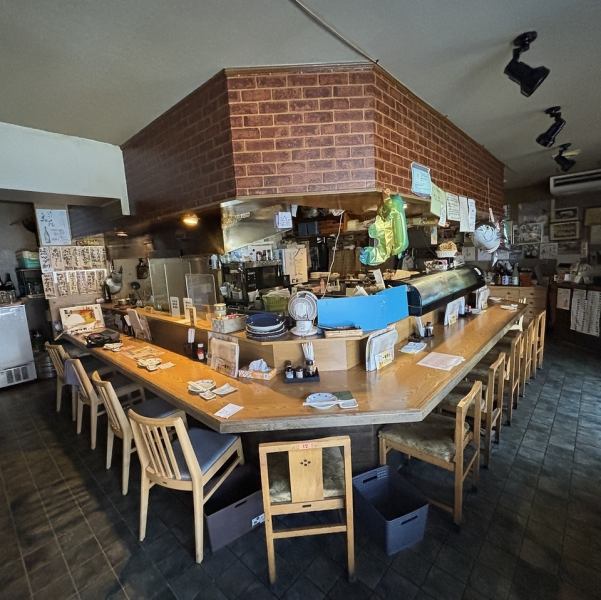 店の奥には広々とした座敷がある。衝立でシキリ有り。換気も時間毎に実施します。貸し切りでの宴会利用が可能。最大で28名まで入ることができる。