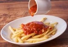 French fries with tomato and garlic sauce (regular size)