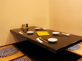 There are 3 digging seats for 4 to 6 people to relax and relax.An acrylic plate is installed on the table to prevent infectious diseases.