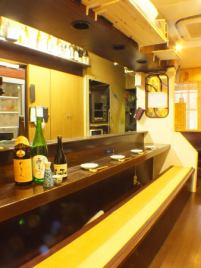 A spacious and warm counter where you can feel the warmth of wood! One person is welcome ♪ There is also a partition with the neighbor, so you can keep a distance!