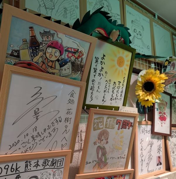 アットホームな雰囲気の店主と話しながらお食事！数々のこだわった料理！修行を積んだ店主が自ら、仕込みから！お一人様からも大歓迎！店内には色々なクリエイターさんや歌手の方々のサイン等も飾られてます。自分の時間と料理を存分に愉しめる雰囲気の花樹にぜひ！