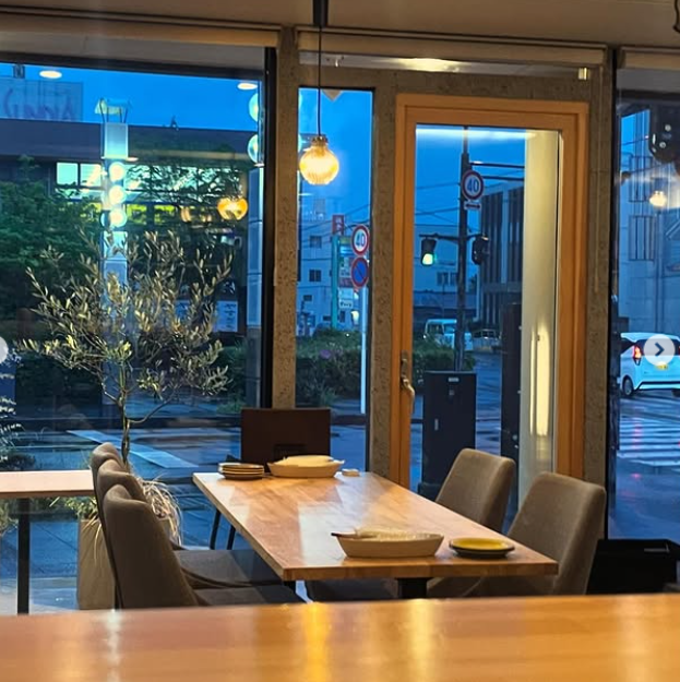 なんだか少し華やかで、なんだか少し都会的な雰囲気の店内です。