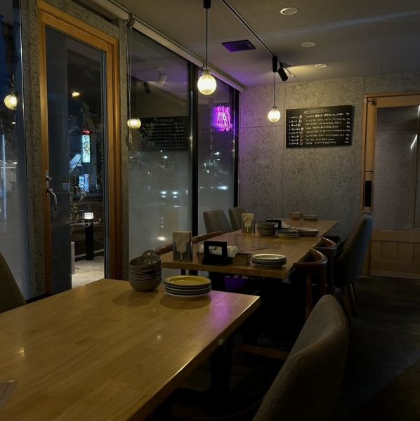 【木の温もりを感じる開放的な空間】本物の木を使用した、温もりあふれる店内です。おしゃれで都会的な雰囲気ながらも、友人とワイワイ楽しめる居心地の良さがあります。大きな窓から光が差し込む開放的な空間で、食事やワインをゆったりお楽しみいただけます♪テレビでも紹介された話題の人気店です！