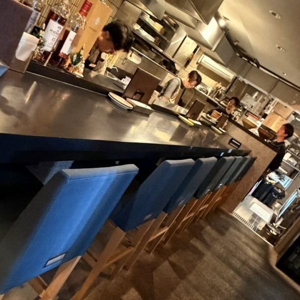 【普段使いできるお店】カウンター席は調理風景を眺められる特等席！デートや夫婦での食事はもちろん、お一人様でも気軽にご利用いただけます。仕事帰りにふらっと立ち寄れるカジュアルな雰囲気です。テラス席はペット同伴が可能。個室も1部屋ご用意しております。肩ひじ張らず、リラックスしておくつろぎください♪