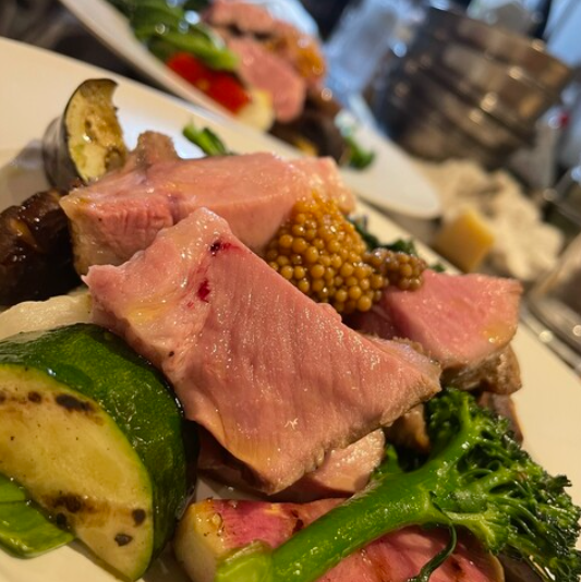 豪快に味わう自慢の肉料理