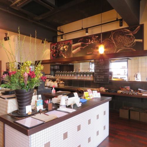 陽のぬくもりを感じる店内はお一人様使いにも◎