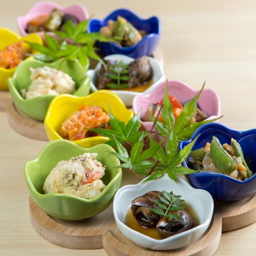 [Start with this! A special dish that carefully brings out the flavor of seasonal ingredients] Assortment of five kinds of Obanzai (traditional side dishes) 1,078 yen (tax included)