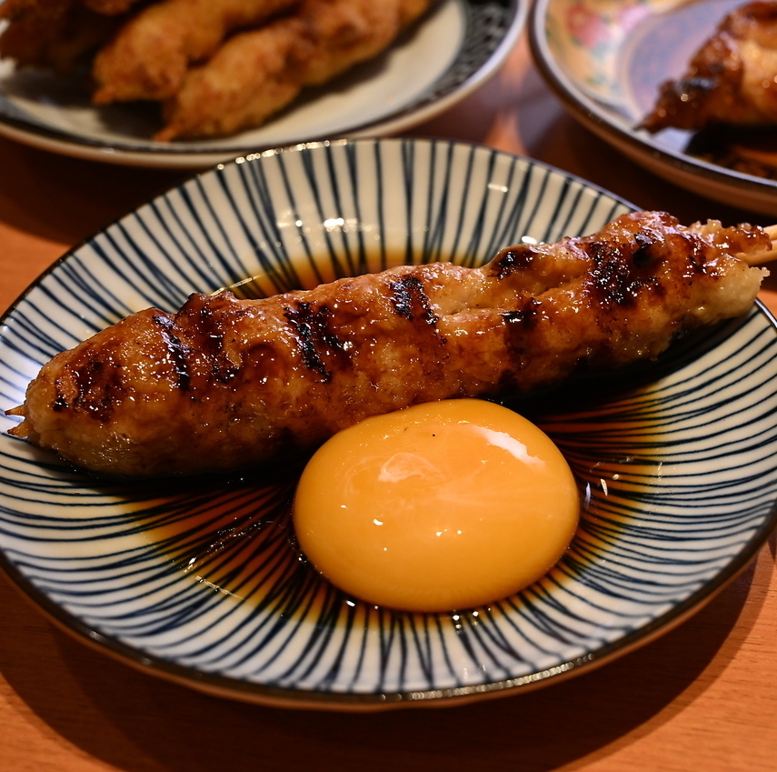 備長炭で仕上げる炭火焼き鳥はジューシーでお酒に合う！