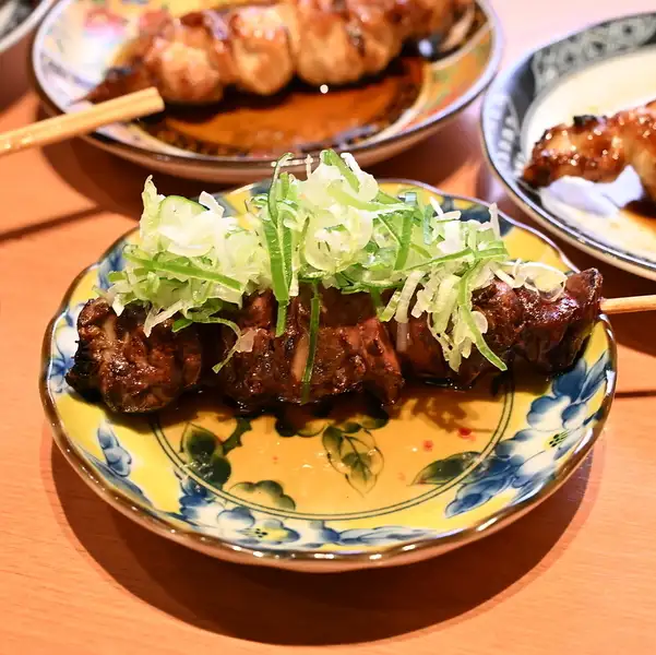 名物は炭火で丁寧に焼き上げた「焼き鳥」