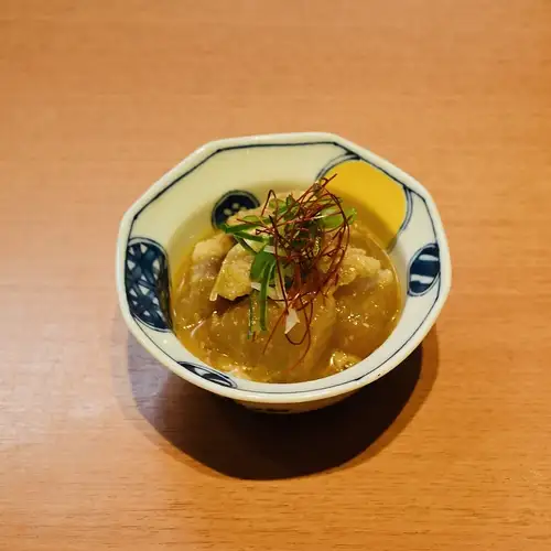 お通しは日替わりの煮込み！