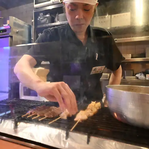 당점의 구이는 숯불로 구워져 있습니다.