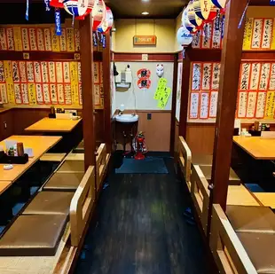 我们最多可容纳40人！非常适合举办大型宴会！如需私人预订，请随时联系餐厅。