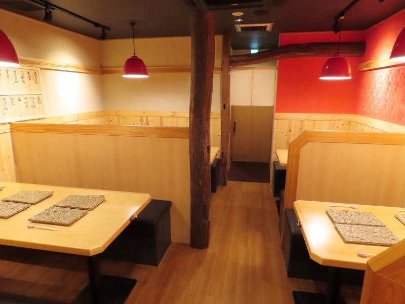 清潔感のある店内。30名様までご利用可能です。カウンター８席、テーブル席(４、４、６、８席)
