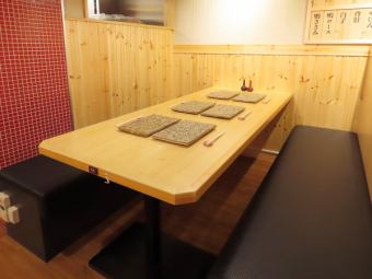 広々としたテーブル席でお食事に集中していただけます！
