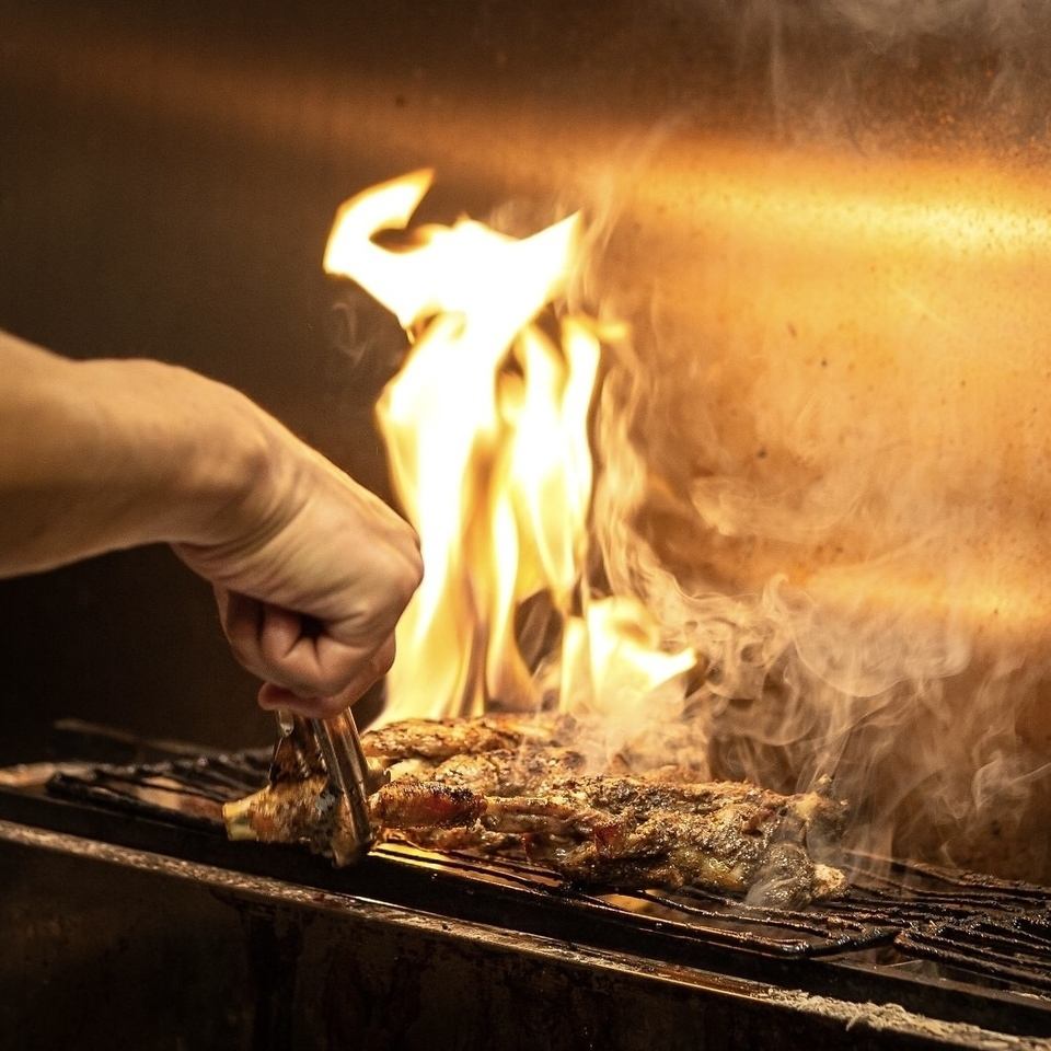 備長炭特有の火力と「美味い」香り!別次元の骨付鳥を堪能♪
