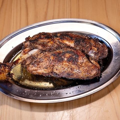 備長炭特有の火力と「美味い」香り!別次元の骨付鳥を堪能♪