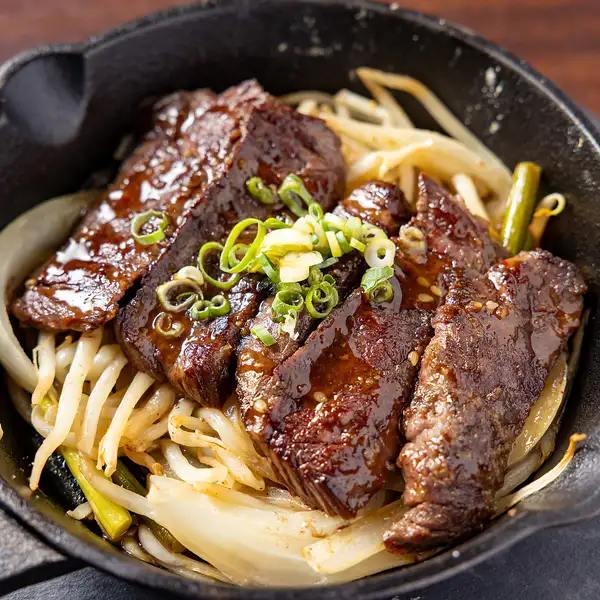 鉄板の上で旨味が弾ける【牛ハラミステーキ】ジューシーな肉汁と香ばしい風味が食欲をそそります♪