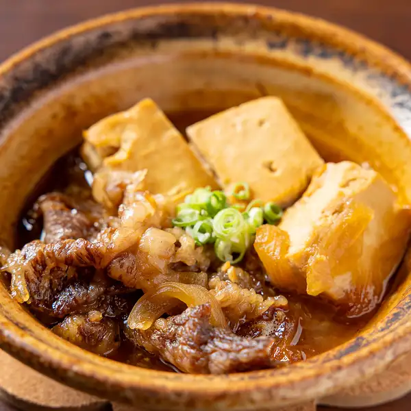 お酒が進む甘辛い味付けがたまらない【和牛肉豆腐】じっくり煮込んだ和牛の旨味が豆腐に染み渡る逸品