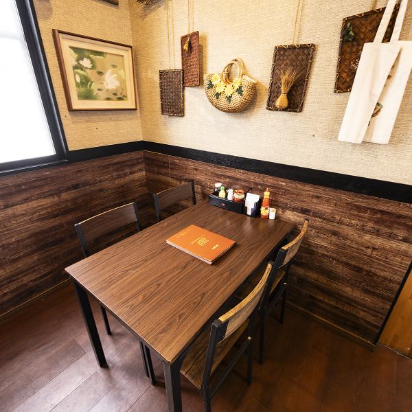 広々としたテーブル席は、お食事をゆったりと楽しみたい方に最適です。ランチからディナーまで、本格的なベトナム料理を囲んで賑やかな時間を過ごせます。