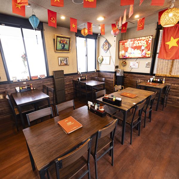 本格的なベトナムの装飾に囲まれた店内は、開放感あふれる広々とした空間。団体でのお集まりも、テーブルを繋いでゆったりとお過ごしいただけます。本場の活気を感じる「38quan」で、バラエティ豊かなベトナム料理を。