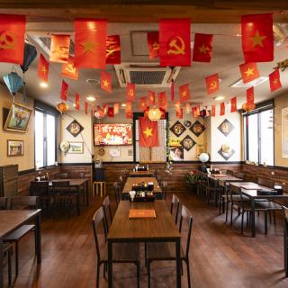 店内はベトナム国旗やランタンが飾られ、現地さながらの賑やかな雰囲気が漂います◎フロアは奥行きがあり、テーブルごとに調味料が完備されているので、自分好みの味付けで本格的なベトナム料理を楽しめます♪木の質感を活かした落ち着いた内装で、日常を忘れてゆったりとした時間を過ごせるのが魅力です。